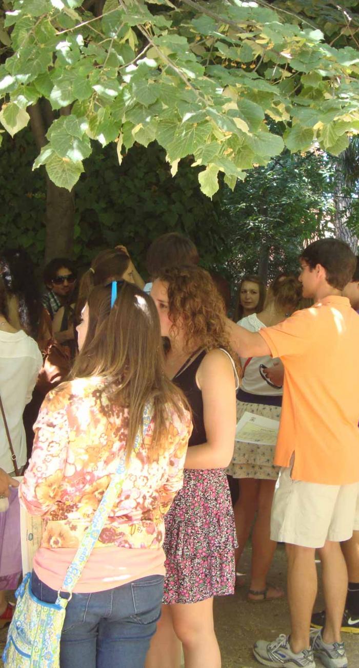 Alumnos en el jardin de la facultad de economicas