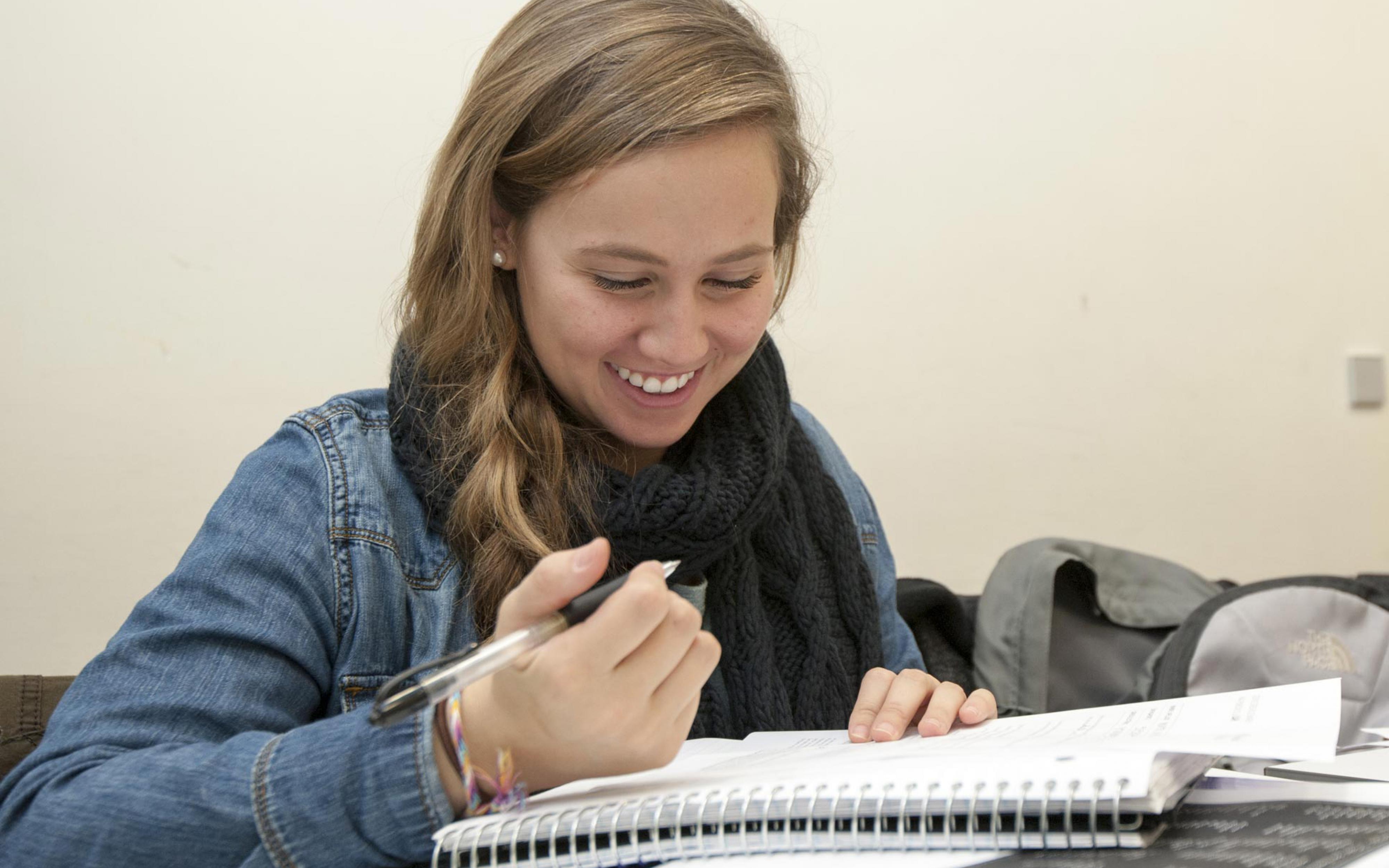 Estudiante tomando apuntes