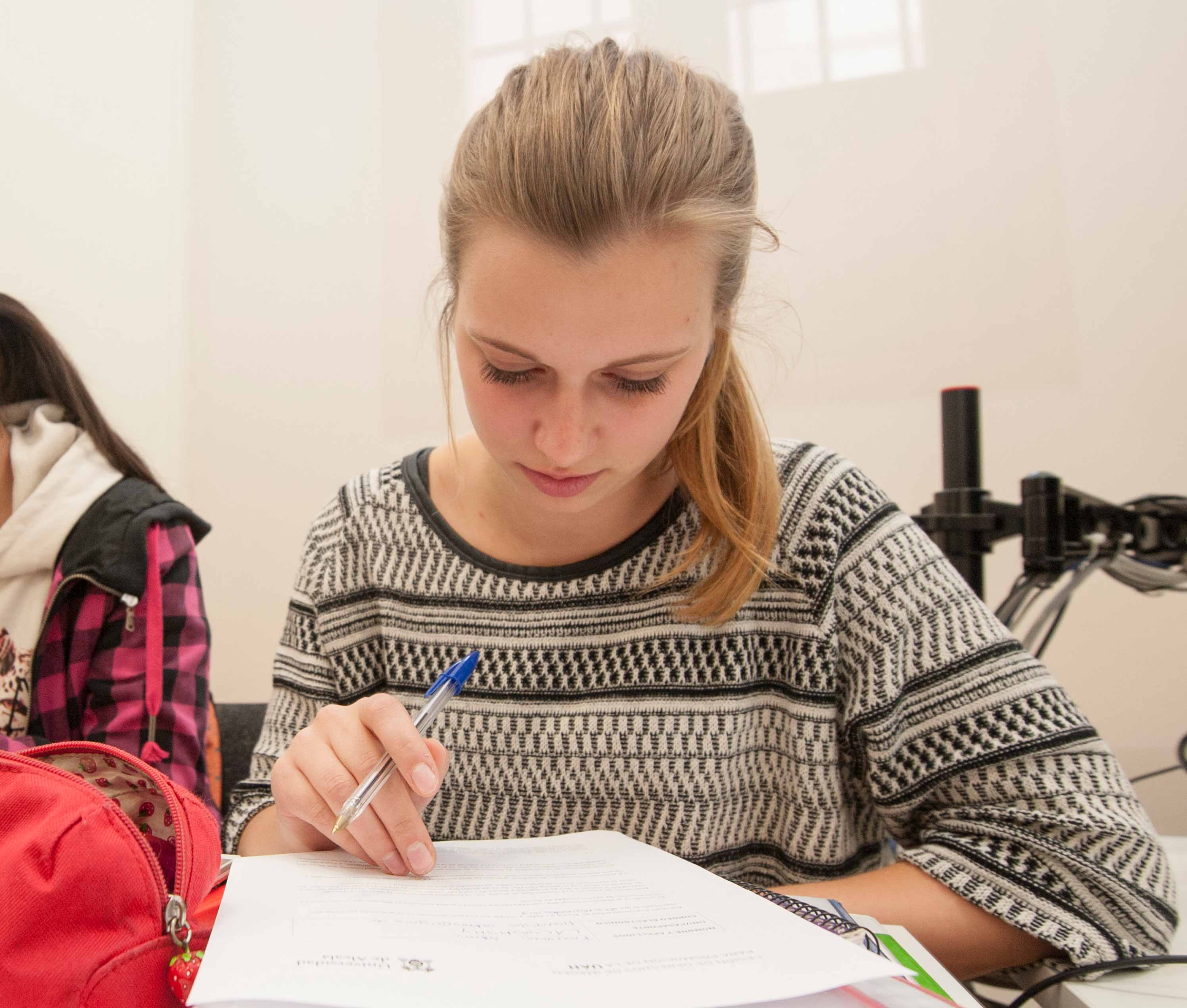 Alumna estudiando