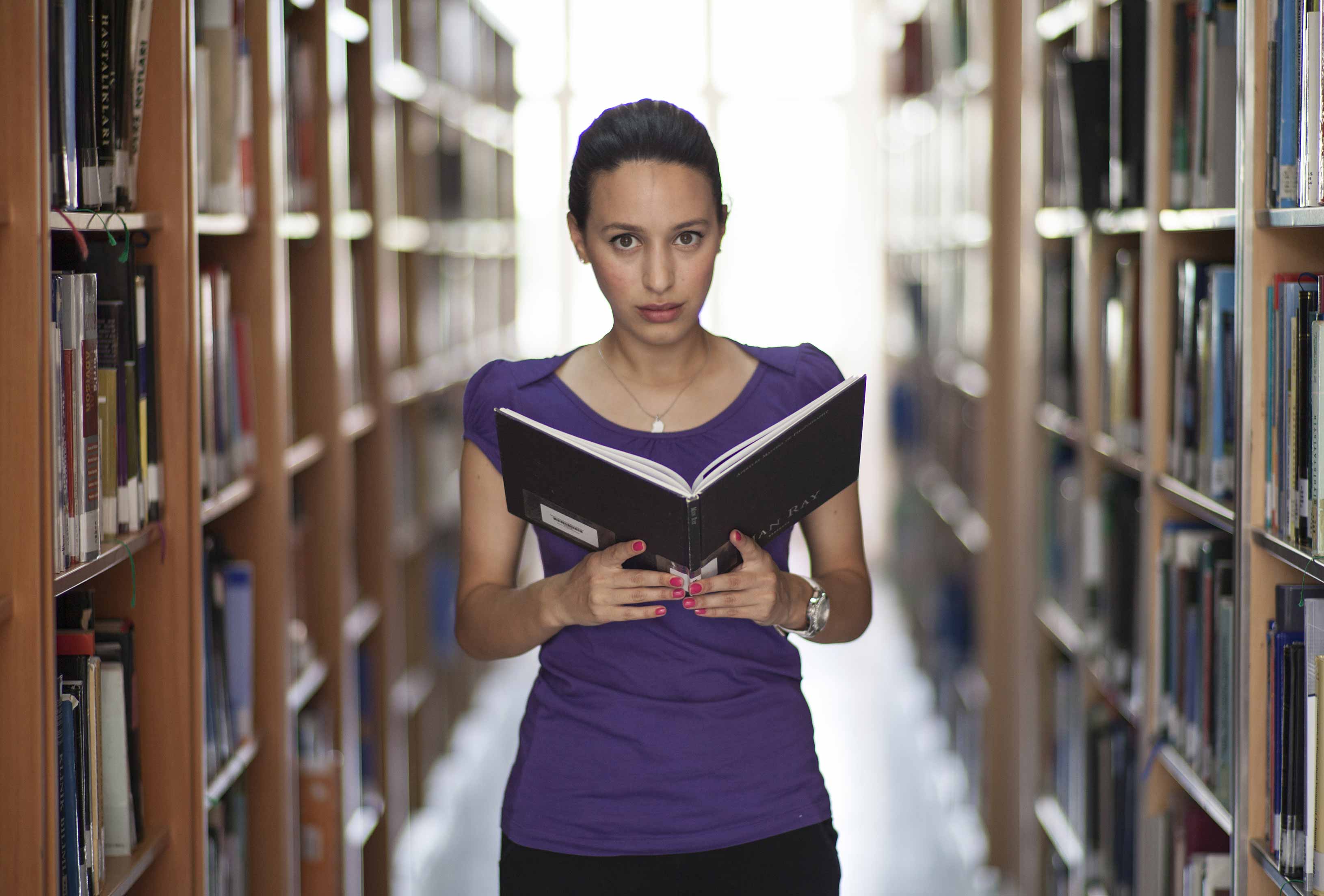 Chica biblioteca