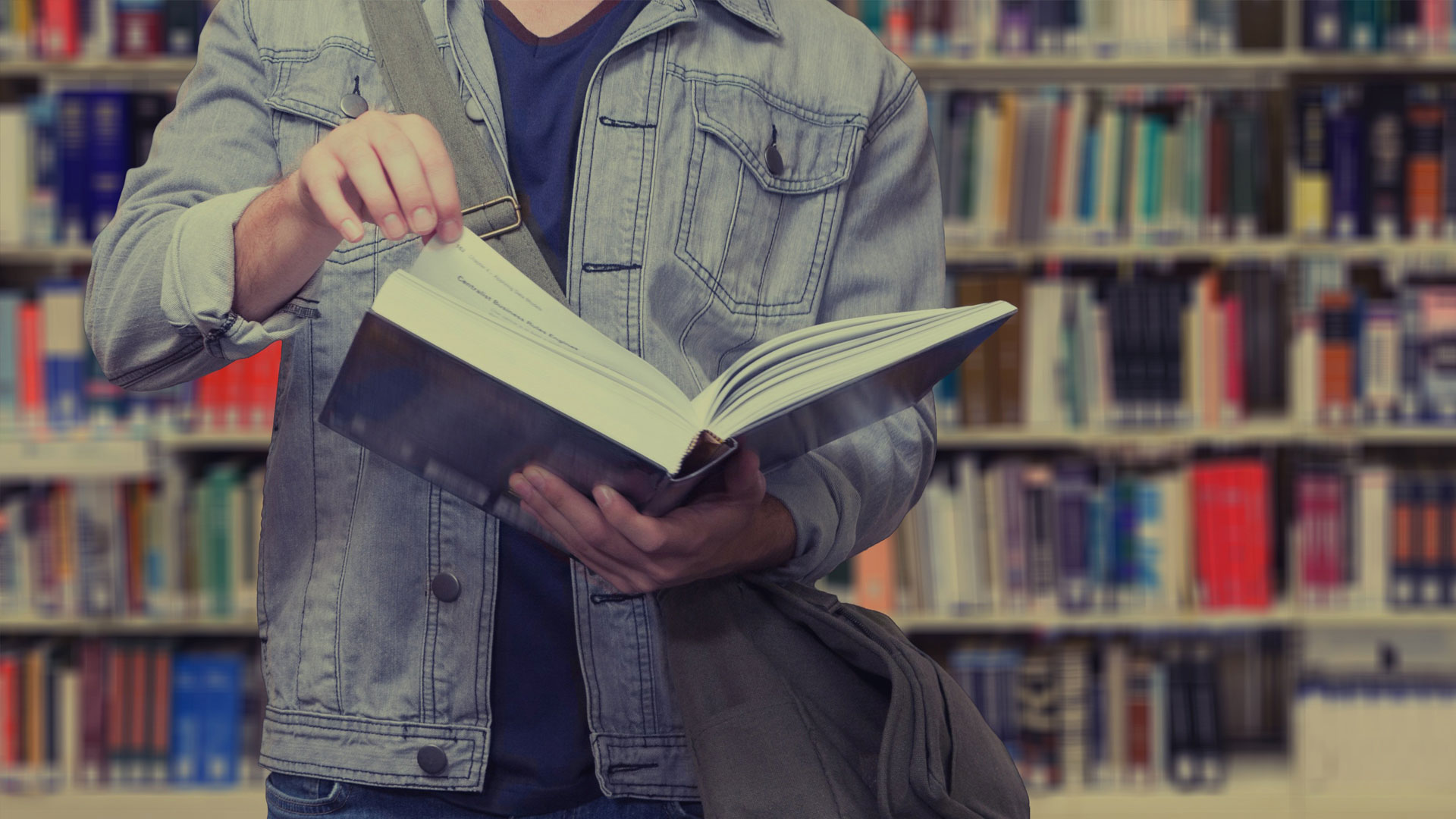 Estudiante biblioteca