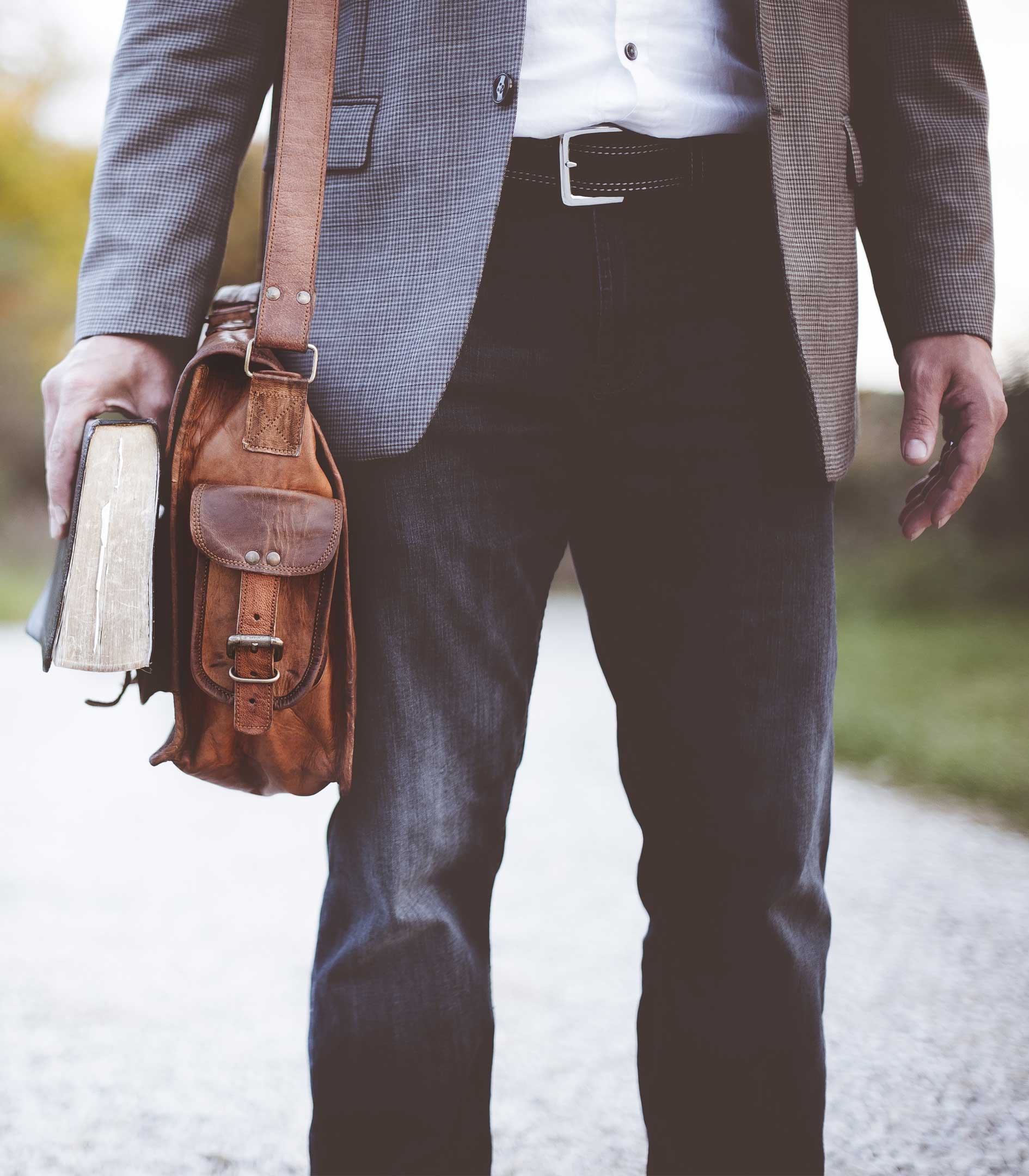 hombre libro cartera camino