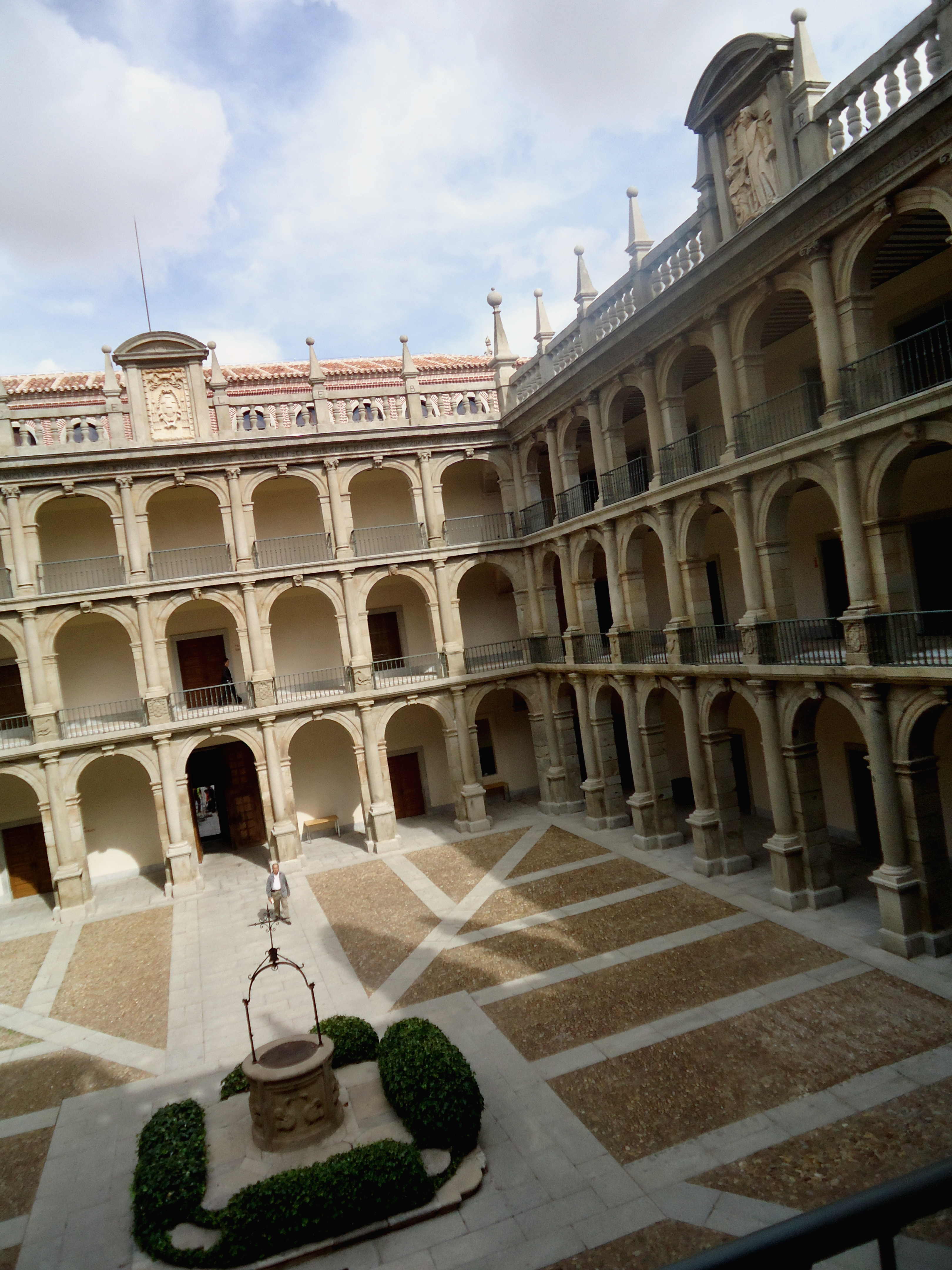 San Ildefonos UAH patio