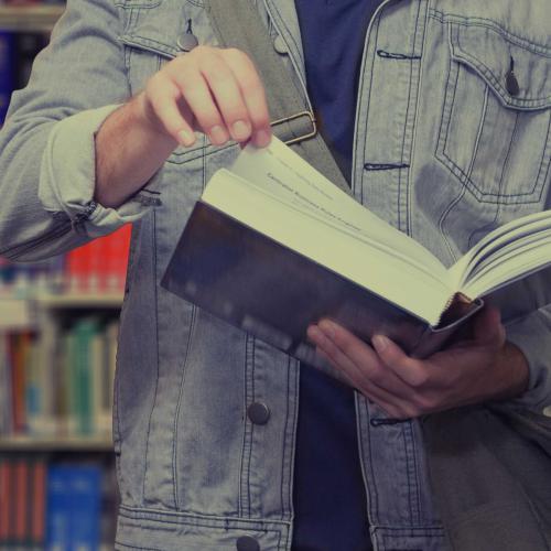 Leyendo libro