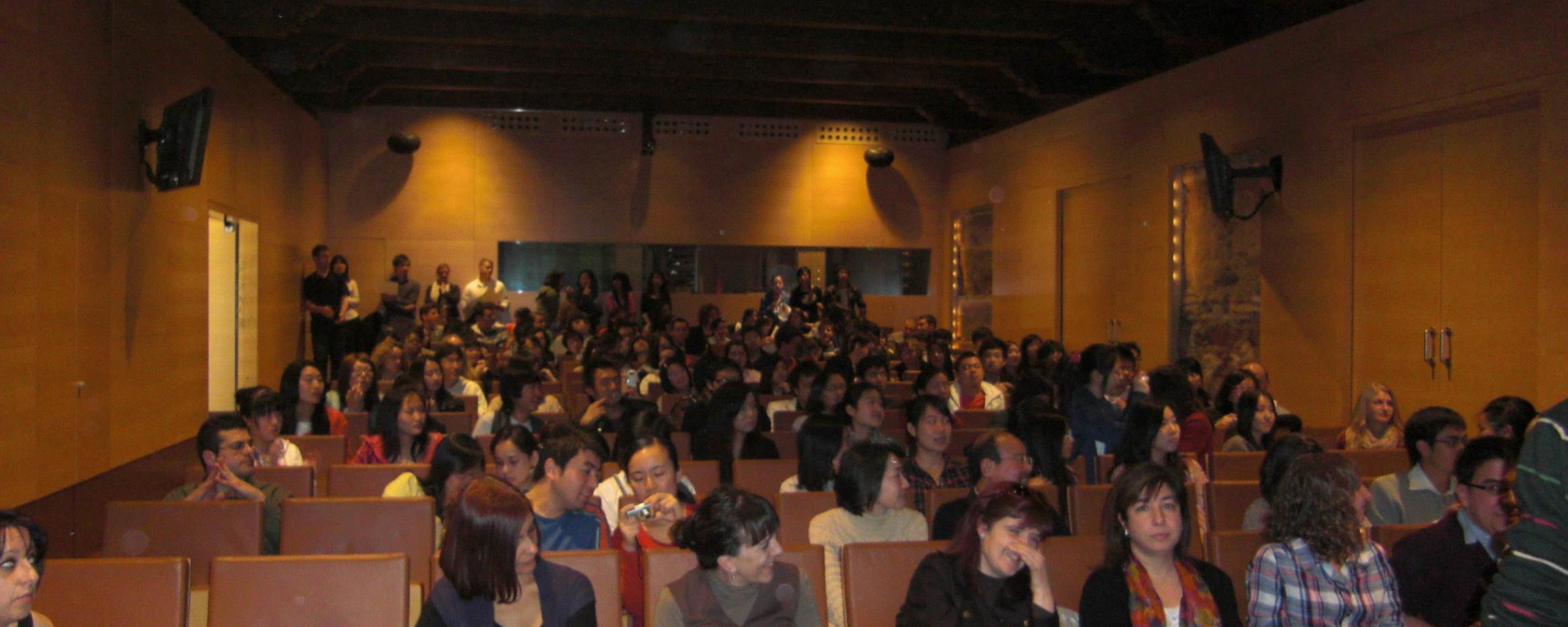 Estudiantes en la entrega de diplomas (invierno 2010)
