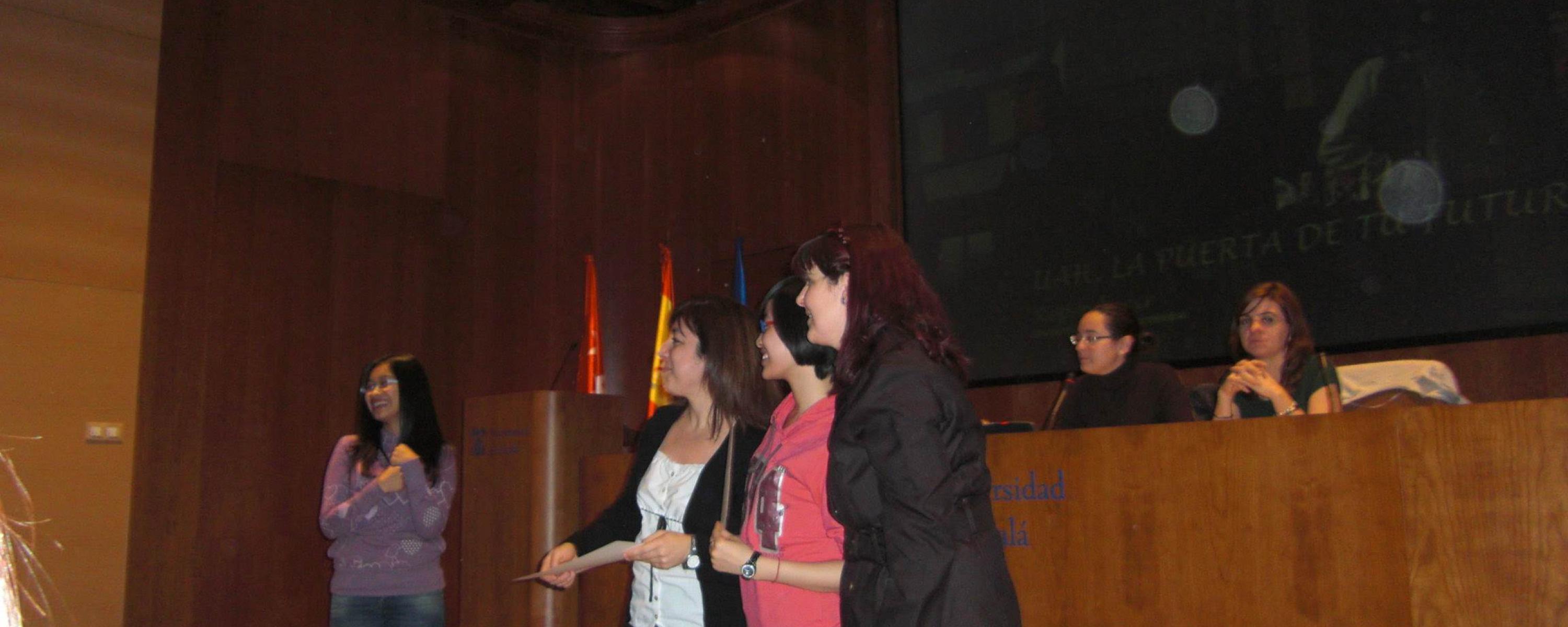 Estudiantes en la entrega de diplomas (invierno 2010)