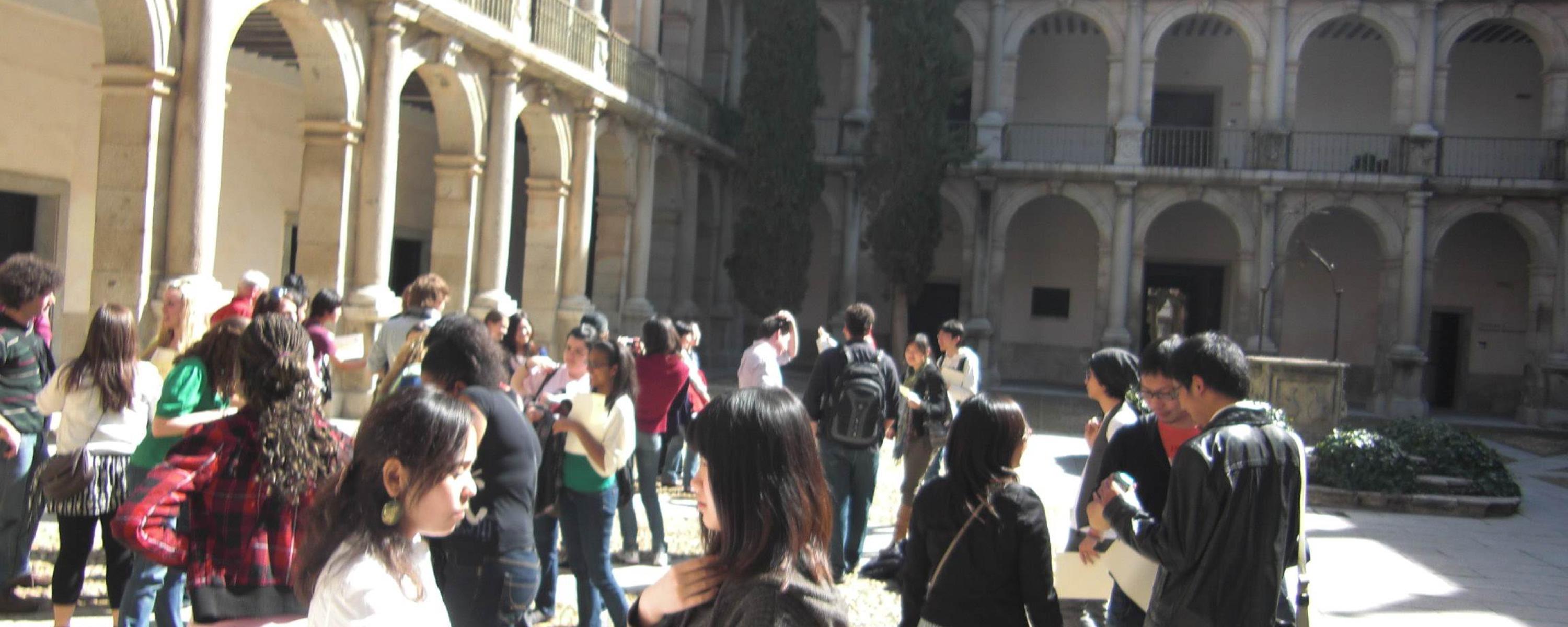 Estudiantes en la entrega de diplomas (invierno 2010)