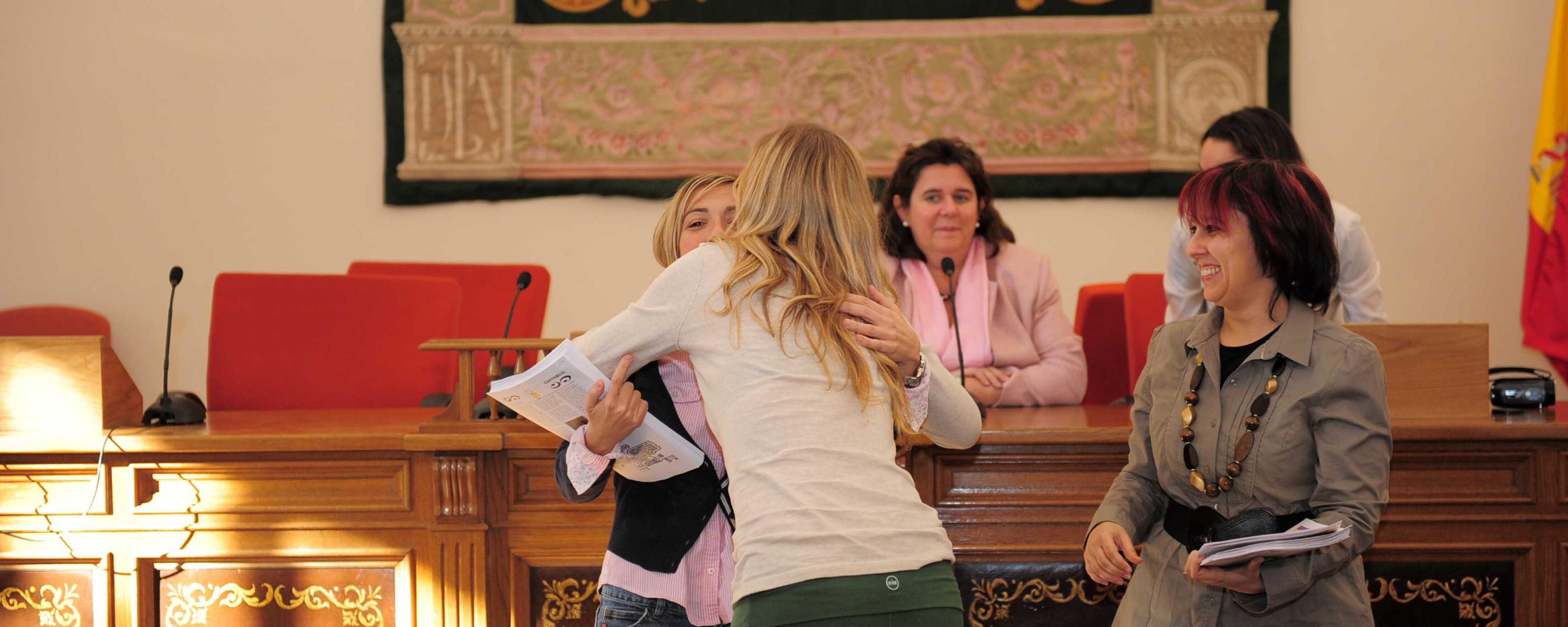 Estudiantes en la entrega de diplomas (otoño 2010)
