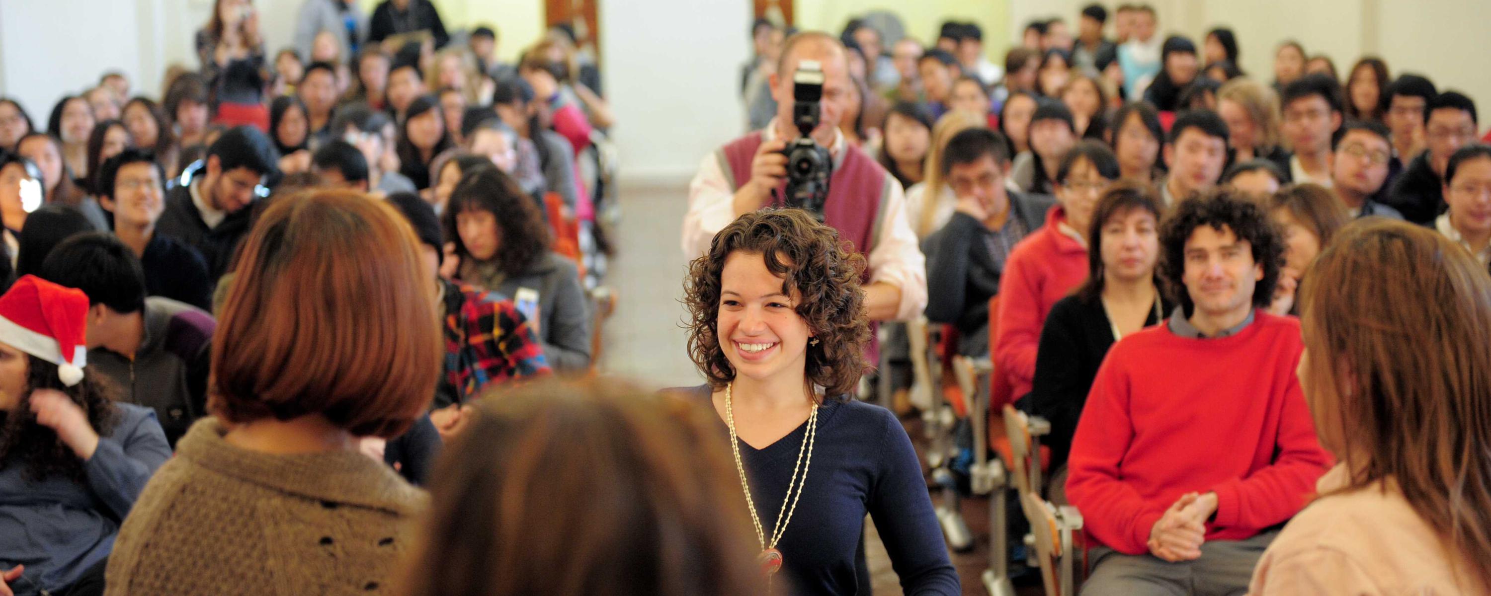 Estudiantes en la entrega de diplomas (otoño 2010)